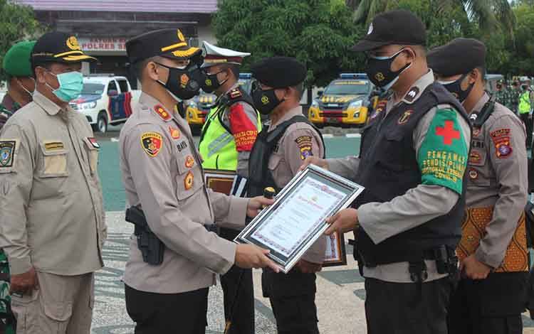 6 Personel Polres Seruyan Terima Penghargaan