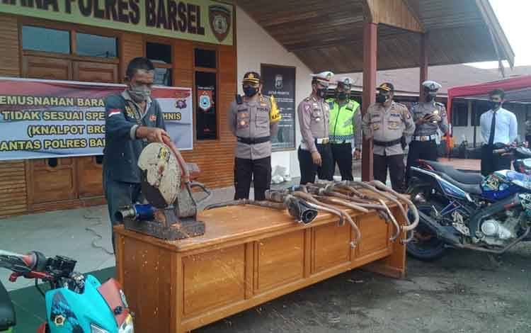 Satlantas Polres Barito Selatan Musnahkan Knalpot Hasil Razia