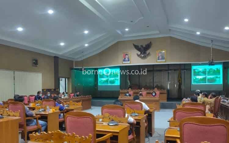 Rapat dengar pendapat di bg DPRD Kotawaringin Timur terkait kerusakan jalan