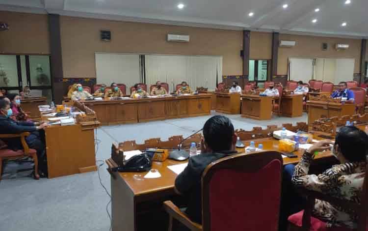 Rapat dengar pendapat di DPRD Kotim terkait kerusakan jalan.