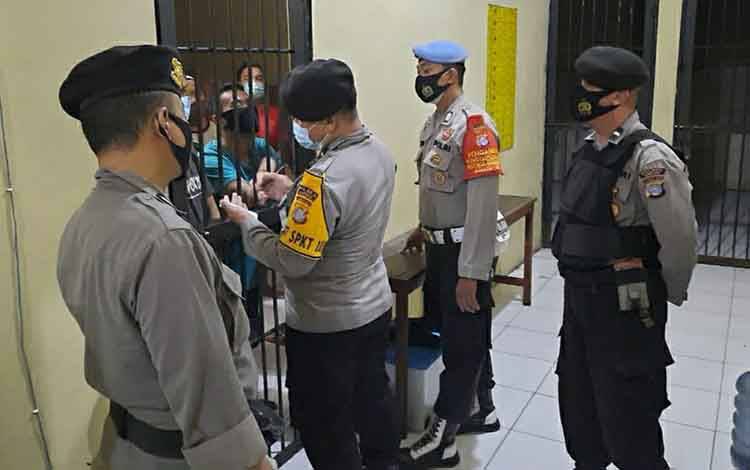 Personel Piket SPKT Polres Kapuas saat melakukan pengecekan ruang tahanan di Mako Polres setempat.
