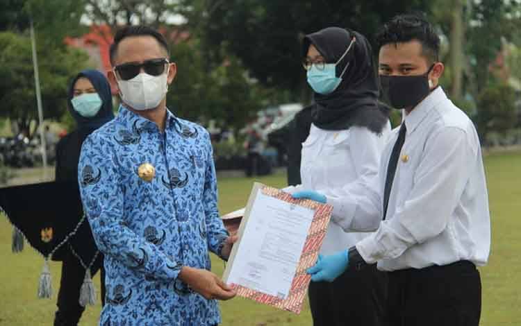 Wali Kota Palangka Raya menyerahkan 209 SK CPNS