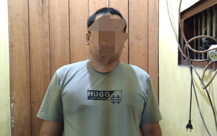 FK (43) pelaku penggelapan 1 unit mobil Toyota Avanza.