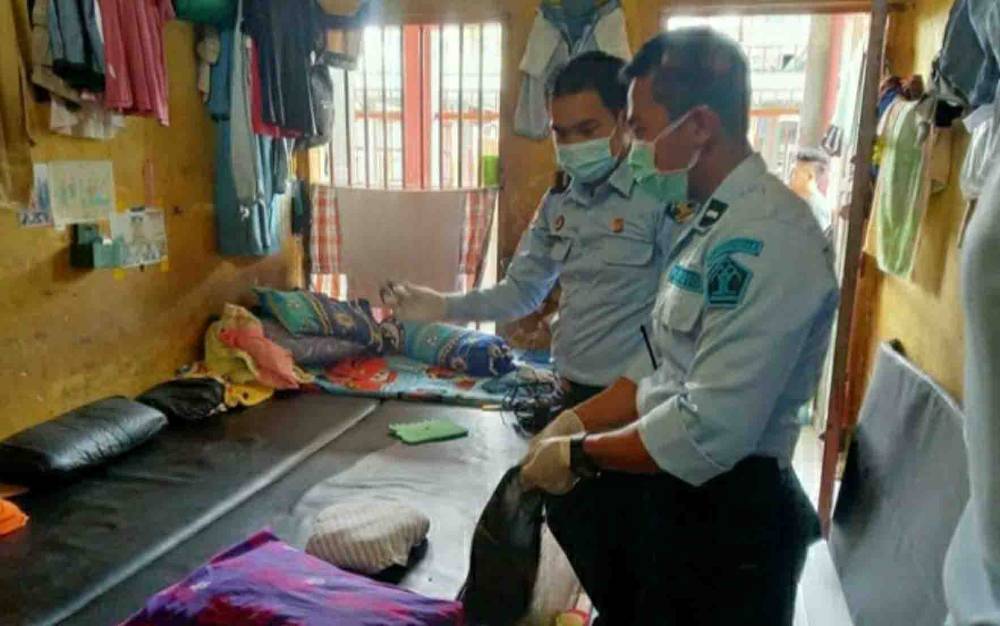 Razia di kamar hunian warga binaan pemasyarakatan Rutan Kuala Kapuas.