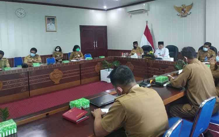 Sekda Kalteng memimpin rapat pasokan bahan pangan Provinsi Kalteng di Ruang Rapat Bajakah