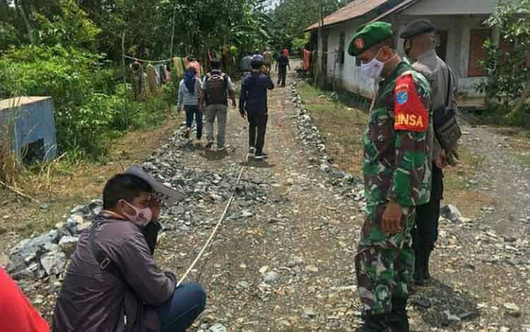 Babinsa Sei Tatas Dampingi Tim Wasev Kecamatan Cek Fisik Peningkatan Jalan Handel Tabalien