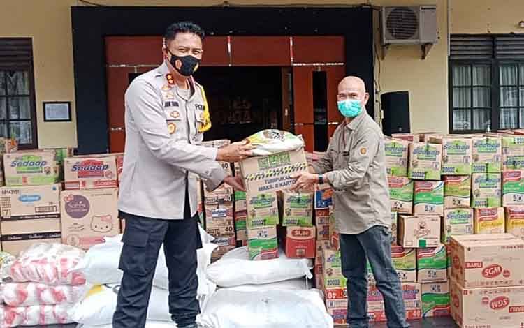 Pengusaha Asal Barito Timur Ini Antar Langsung Bantuan untuk Korban Banjir di Kalsel