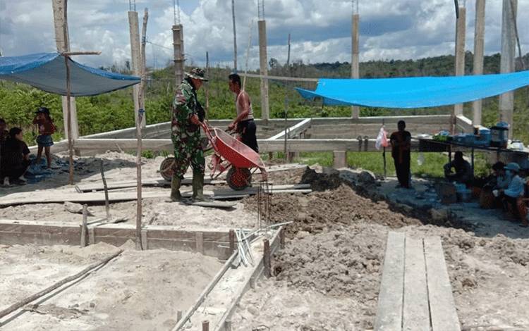 Babinsa Koramil Sepang Bersama Warga Gotong-Royong Bangun Gereja