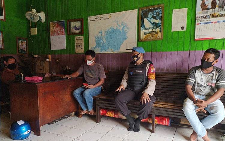 Personel Polsek Seruyan Hilir saat memberikan sosialisasi protokol kesehatan kepada sopir di salah satu travel di Kuala Pembuang.