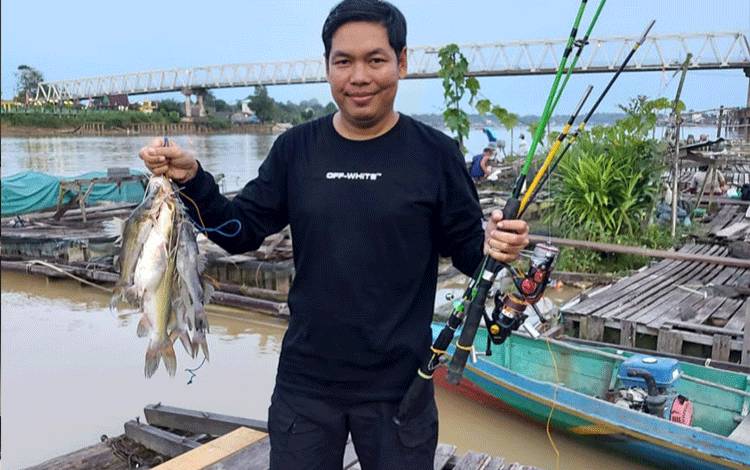 Mancing Mania Memanfaatkan Sungai Katingan yang Sedang Surut