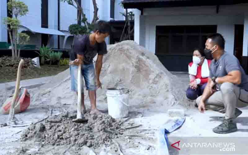 Kepala Staf Angkatan Darat Jenderal TNI Andika Perkasa bersama Ketua Umum Persit Kartika Chandra Kirana, Hetty Andika Perkasa bertemu pekerjaan bangunan di Mabesad (foto : Istimewa)