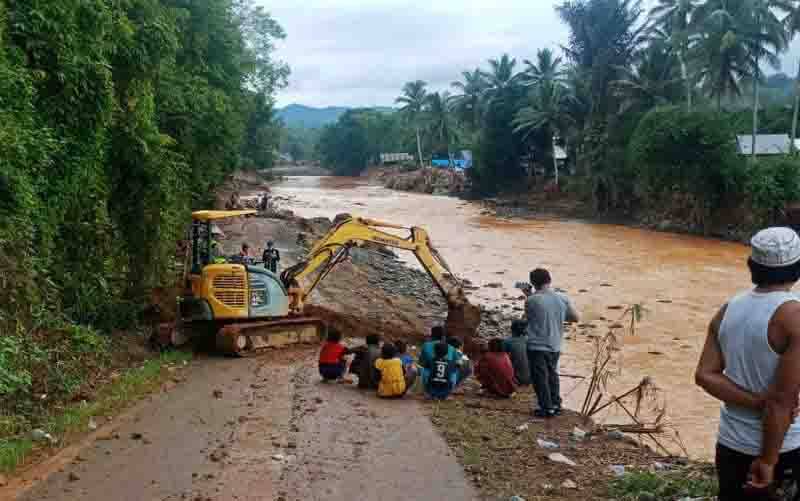 Pemkab Barut Turunkan Alat Berat Buka Akses Jalan Terputus di Kalsel