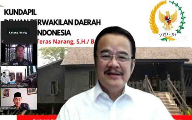 Anggota DPD RI Agustin Teras Narang saat berdialog dengan jajaran KPUD dan Bawaslu Kalteng melalui virtual, Palangka Raya, Senin (18/1/2021). (foto : ANTARA/HO-Tim Teras Narang)