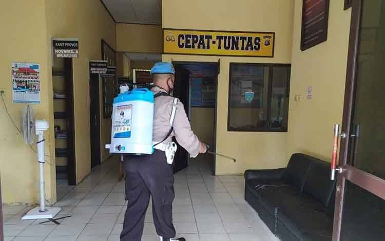 Lingkungan Polsek Seruyan Hilir Disterilisasi