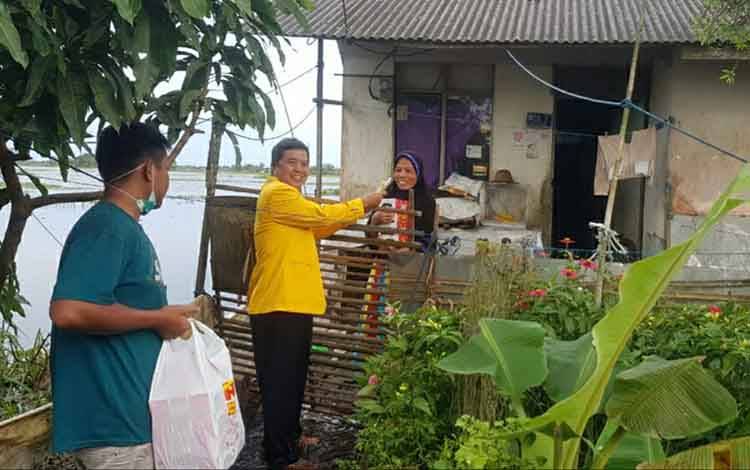 Anggota DPRD Kapuas Ini Beri Bantuan Makanan dan Tali Asih untuk Korban Banjir Kalsel