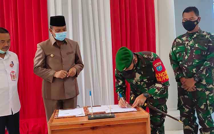 Dandim 1014 Pangkalan Bun, Letkol Arh Drajat Tri Putro saat menandatangi NPHD tanah Kodim Sukamara.?