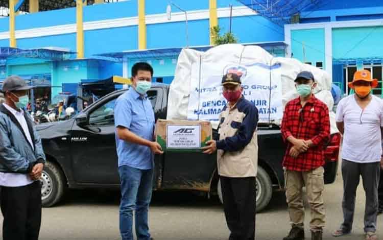 Bupati Barito Utara H Nadalsyah saat menyerahkan bantuan secara simbolis kepada Bupati Hulu Sungai Tengah, Drs H A Chairansyah, Rabu 20 Januari 2021 di Stadion Murakarta, Barabai.
