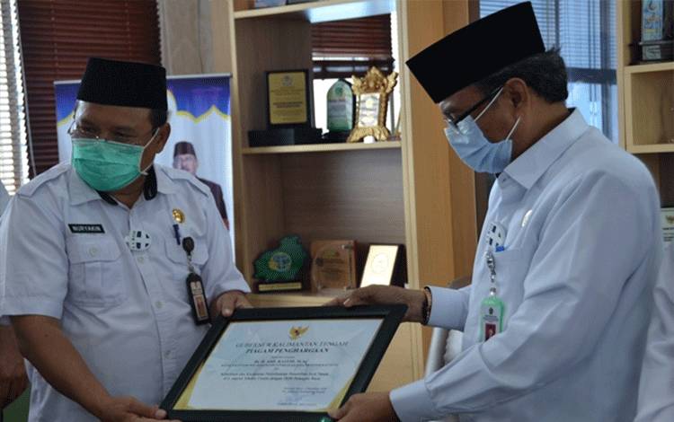 Pemerintah Provinsi Beri Piagam Penghargaan untuk Kepala Kanwil Kemenag Kalteng