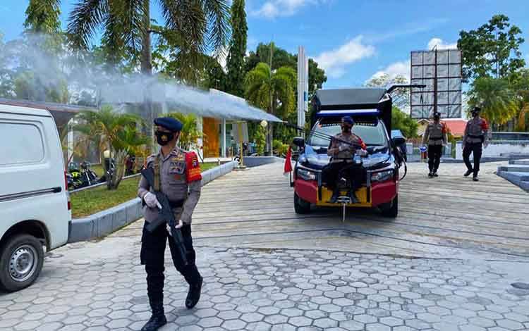 Personel Gabungan Laksanakan Penyemprotan Disinfektan di Perkantoran