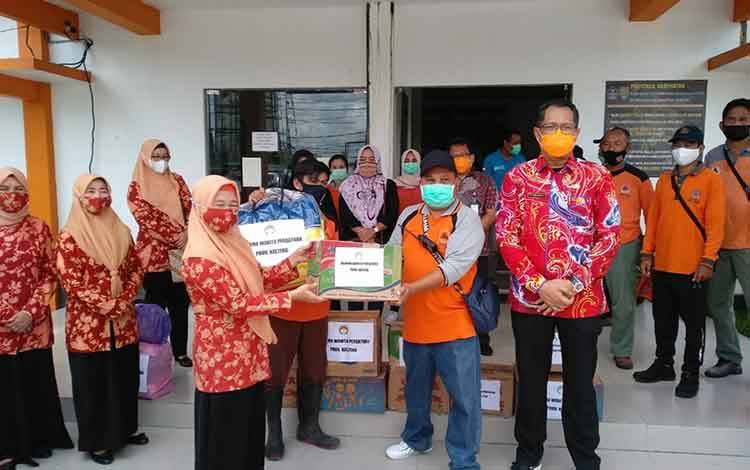 Dharma Wanita Persatuan Kalteng Salurkan Bantuan Banjir Kalsel