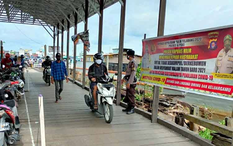 Anggota Polsek Kapuas Hilir Patroli Cek Feri Penyeberangan