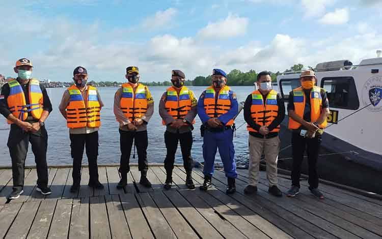 Kapolres Seruyan AKBP Bayu Wicaksono bersama BPBD Seruyan saat persiapan berangkat patroli perairan di Sungai Seruyan