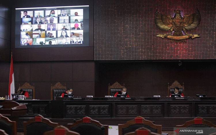 Dokumentasi - Ketua Majelis Hakim Mahkamah Konstitusi (MK) Anwar Usman (kanani) didampingi anggota Majelis Hakim MK memimpin sidang putusan Uji Materi Penetapan Peraturan Pemerintah Pengganti Undang-Undang yang diajukan sejumlah pemohon di Mahkamah Konstitusi, Jakarta, Rabu (25/11/2020). ANTARA FOTO/ Reno Esnir/hp.