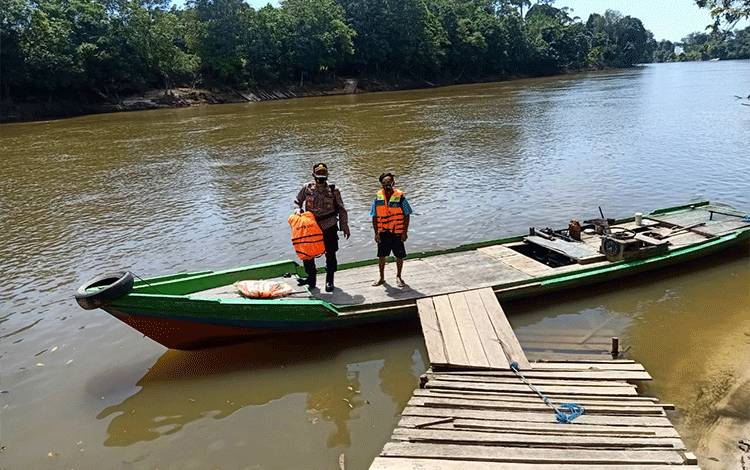Kapolsek Bulik Iptu Hadi Prayitno mengingatkan?operator kelotok untuk berhati hati ketika melakukan penyeberangan.