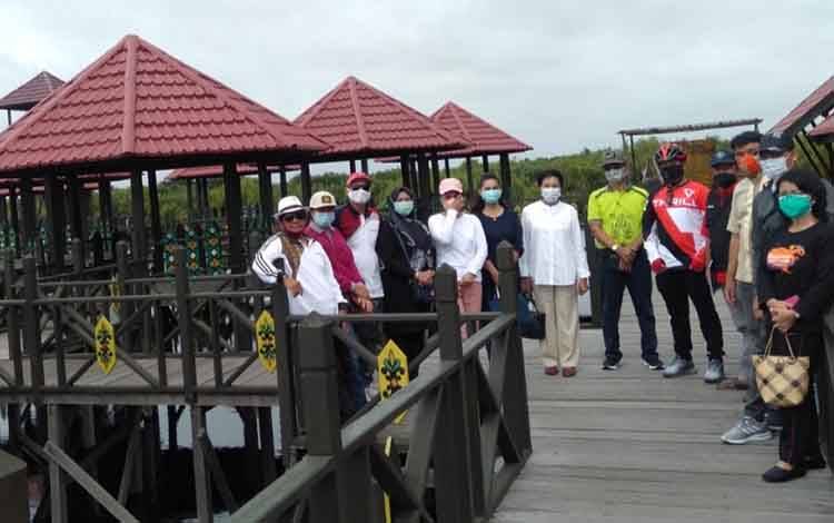 Komisi C DPRD Kota Palangka Raya bersama Disbudparpora meninjau kawasan wisata air hitam di Kelurahan Kereng Bangkirai, Jumat 22 Januari 2021