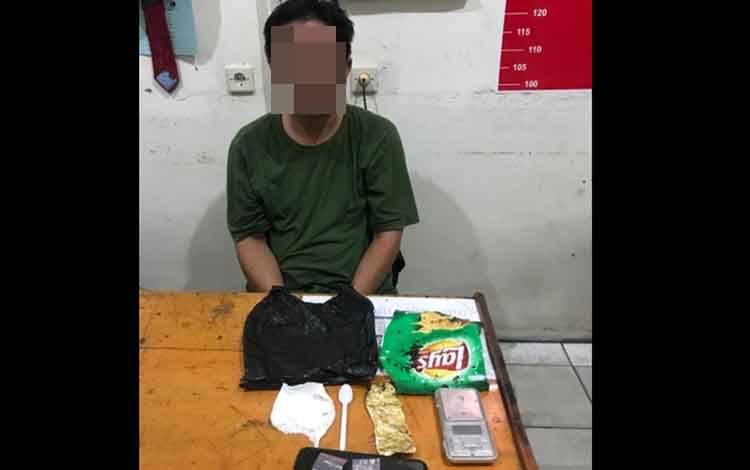 Simpan Sabu di Semak-Semak Depan Baraknya, Pengedar Diringkus Polisi
