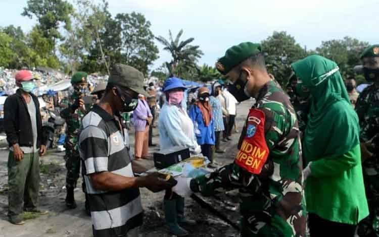 Jumat Berkah, Kodim 1014 Pangkalan Bun Bagikan Sembako Gratis Kepada Pemulung