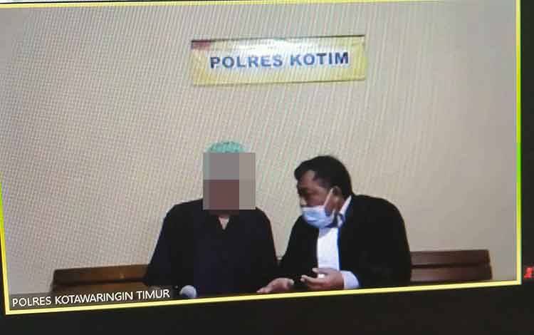 Wahyudin alias Amang Idin (57) terdakwa pembunuhan saat bersama penasihat hukumnya.
