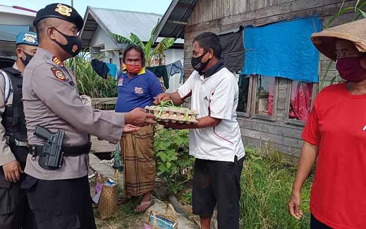 Kapolsek Seruyan Hilir Pimpin Penyaluran Bansos Jumat Berkah