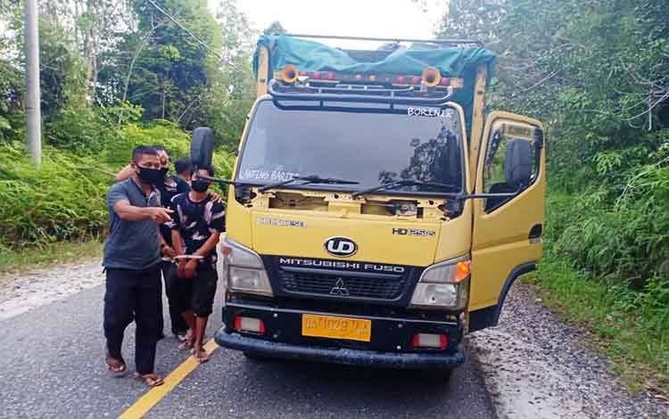 Anggota Polsek Gunung Timang Gagalkan Penyelundupan Kayu Olahan