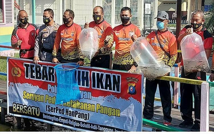 Polres Seruyan Tebar Ribuan Benih Ikan Dukung Ketahanan Pangan