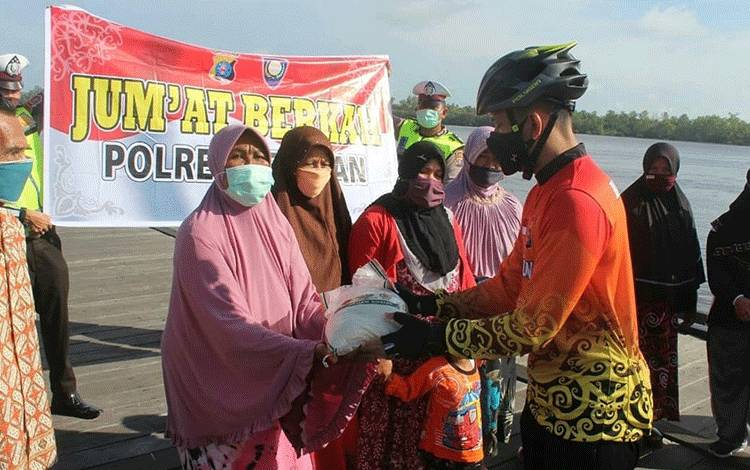 Kapolres Seruyan Serahkan Bantuan Untuk Warga di Sela Bersepeda