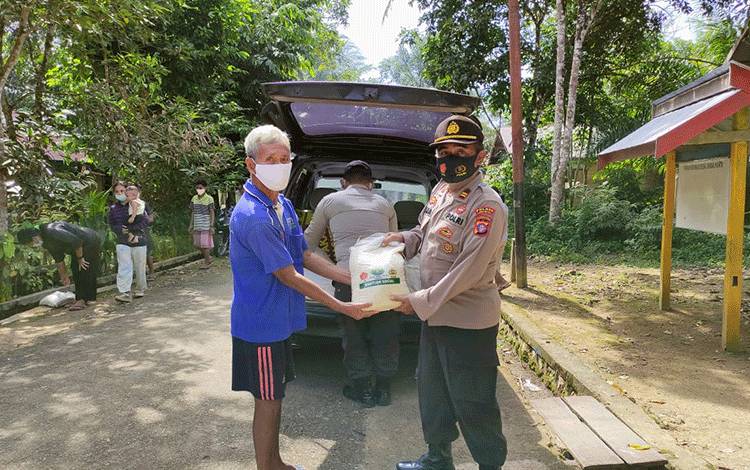 Polsek Delang Salurkan Bantuan Peduli Dampak Covid-19 di Desa Landau Kantu