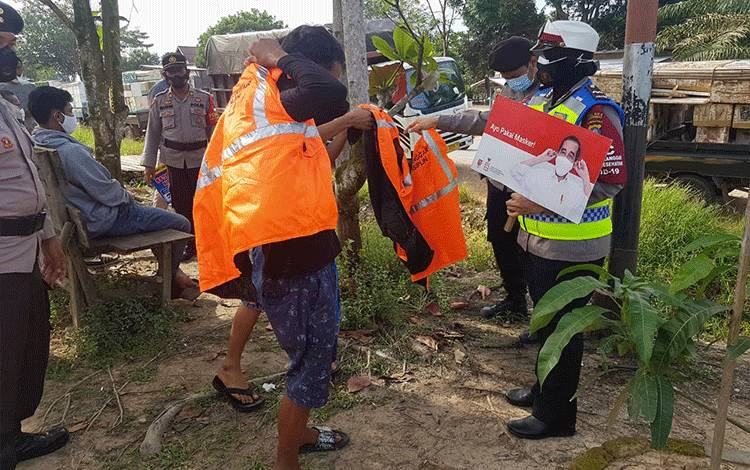 Polres Lamandau Gelar Operasi Yustisi Ingatkan Warga Patuhi Protokol Kesehatan