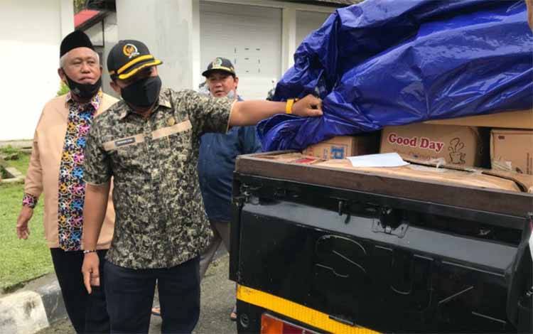 DPRD Kapuas Berikan Bantuan untuk Korban Banjir Kalsel