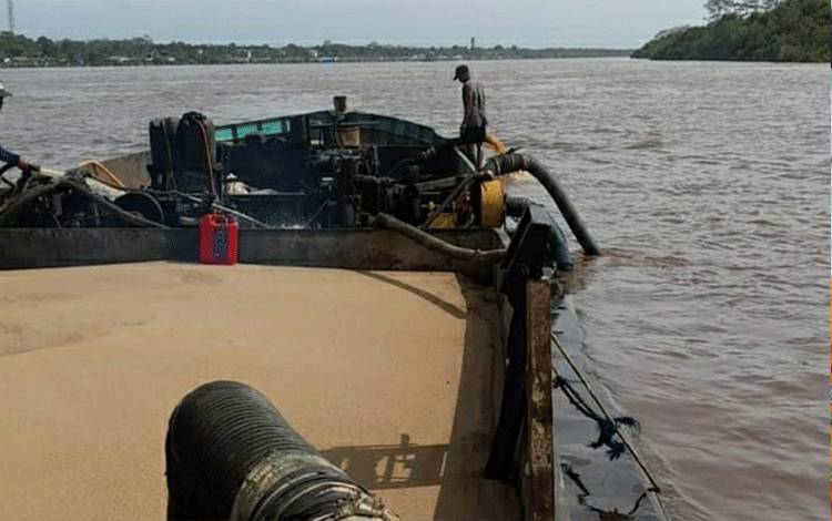 Polisi Amankan Pelaku Penambangan Liar di Kapuas
