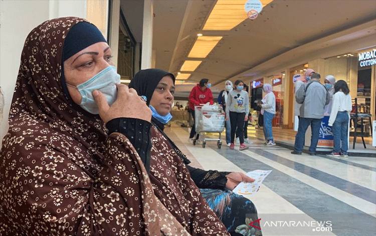 Warga Mesir memakai masker di dalam pusat perbelanjaan City Centre menjelang Black Friday, ditengah pandemi virus corona (COVID-19) di wilayah pinggiran Maadi, Kairo, Mesir, Kamis (26/11/2020). ANTARA FOTO/REUTERS/Amr Abdallah Dalsh/NZ/djo