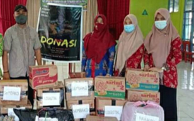 Petugas Posko dan Guru MAN Kapuas menunjukan hasil penggalangan bantuan untuk membantu korban terdampak banjir di Kalsel.