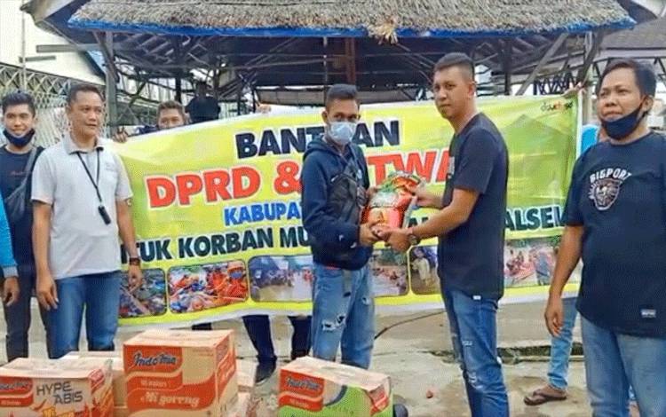 DPRD Kapuas Salurkan Bantuan ke Lokasi Tidak Terjangkau Jalur Darat di Kalsel