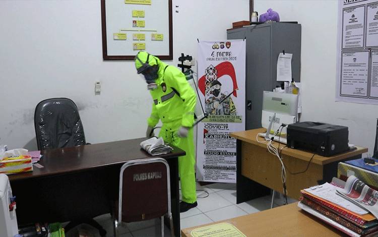 Personel Polres Kapuas Kembali Semprot Disinfektan di Lingkungan Mapolres