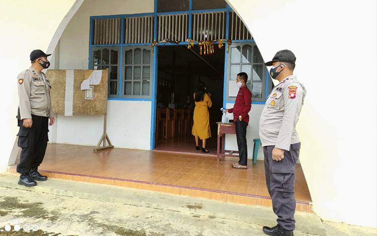 Personel Polsek Delang Imbau Protokol Kesehatan di Tempat Ibadah