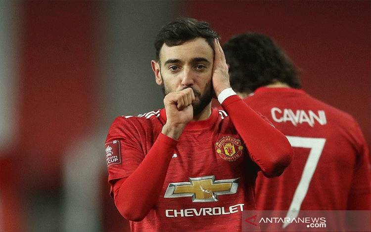 Bruno Fernandes Habiskan 45 Menit Berlatih Tendangan Bebas