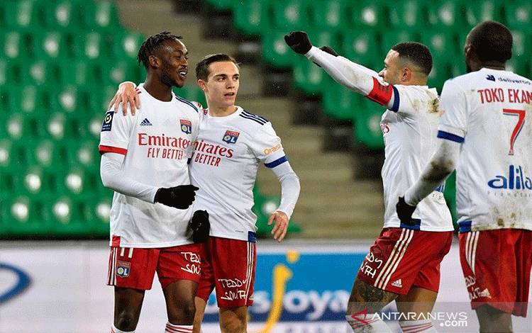 Lyon Menang Telak 5-0 dalam Derbi Rhone-Alpin