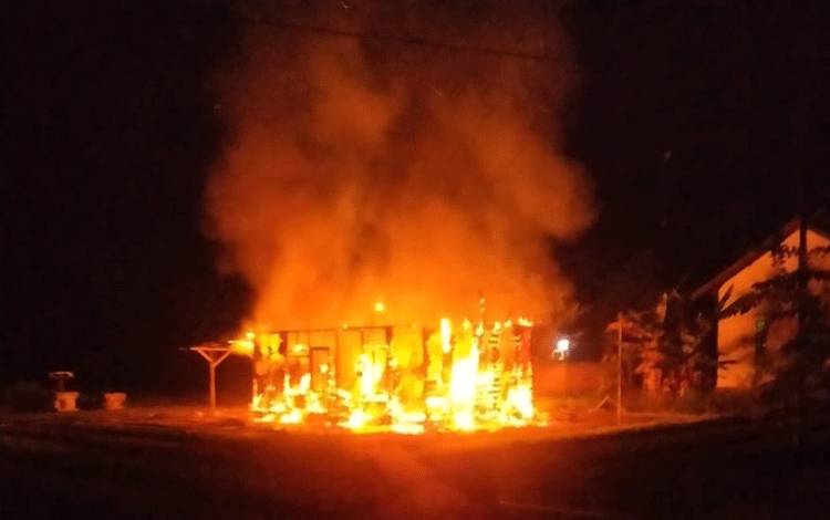 Rumah yang ludes terbakar di Desa Sumber Garunggung, Kecamatan Dusun Tengah.