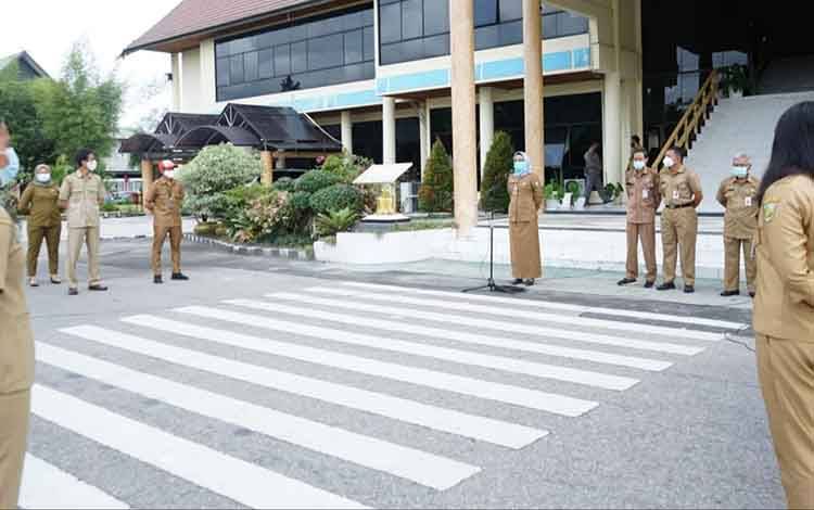 Sekda Kota Palangka Raya Hera Nugrahayu saat memberikan pengarahan kepada CPNS, Senin 25 Januari 2021