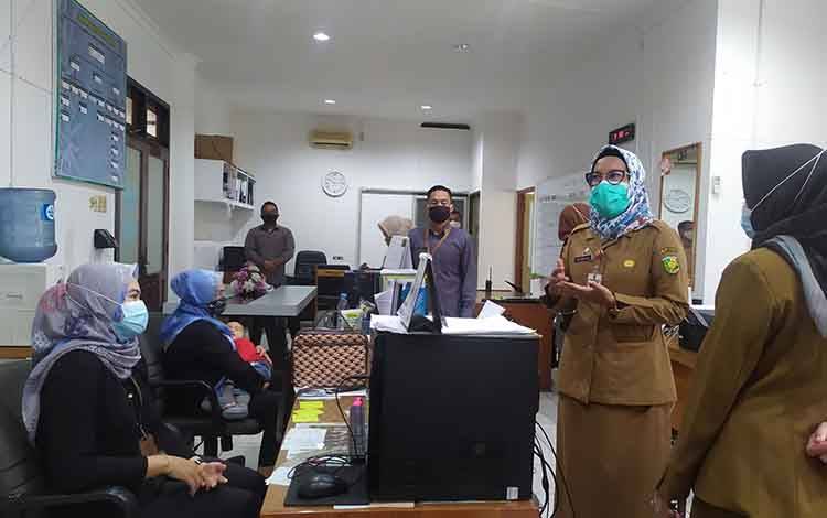 CAPTION: Sekda Kota Palangka Raya Hera Nugrahayu saat melaksanakan Sidak ke bagian-bagian sekretariat daerah, Senin 25 Januari 2021.